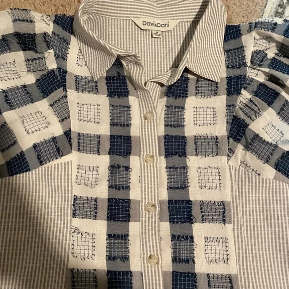 DAVI & DANI Blue & White Puff Sleeve Spliced Plaid Button-Front Top Size Medium - Picture 5 of 5